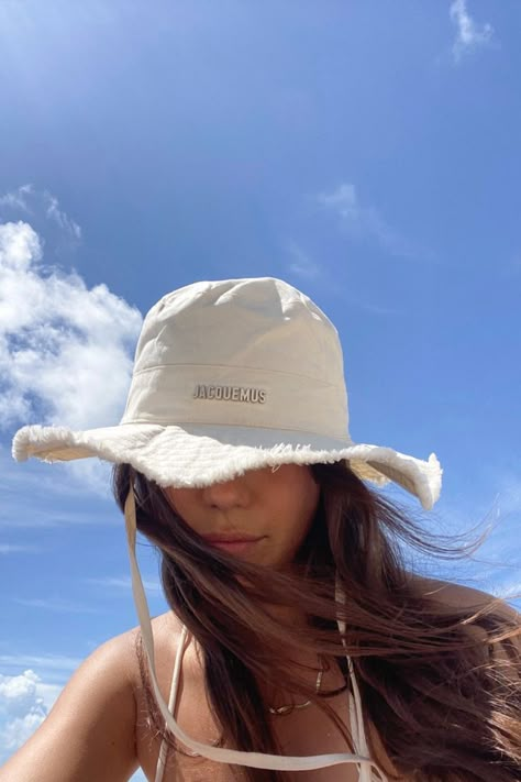 Beach Travel Water Ocean Dreamy Vibe Aesthetic Summer style fashion jacquemus Bob Jacquemus, Beach Hats Outfit, Jacquemus Hat, Miumiu Sunglasses, Summer Style Beach, Dior Bracelet, Summer Accessories Beach, Bob Chapeau, European Summer Aesthetic