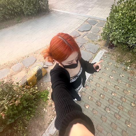 Huh Yunjin Lesserafim, Yunjin Kim, Huh Yunjin, 사진 촬영 포즈, Hair Icon, Orange Hair, I Love Girls, Aesthetic Photo, K Idols