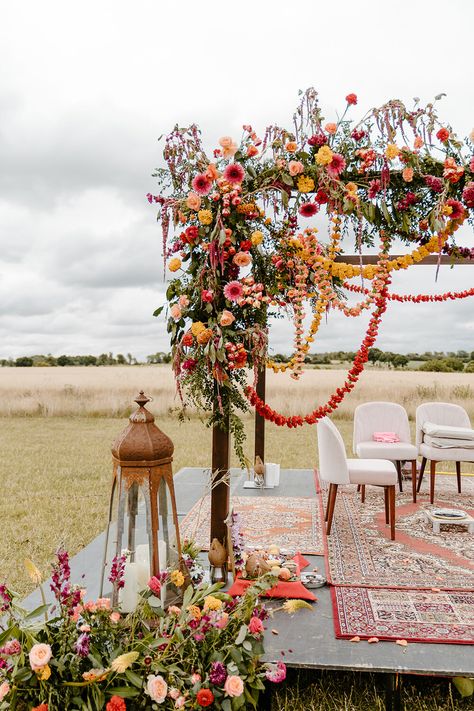 Colourful & Eco-Conscious Indian Lithuanian Fusion Wedding Indian Garden Party, Tomato Wedding, Mandap Flowers, Lithuanian Wedding, Mandap Wedding, Floral Mandap, Wedding Arch Ideas, Indian American Weddings, Hindu Weddings