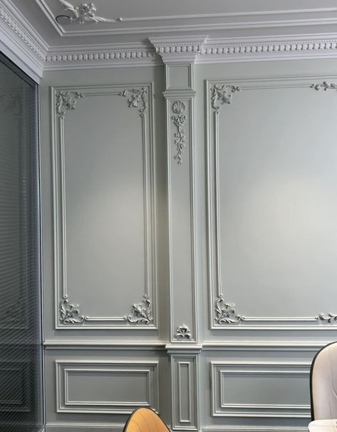 Wall Sheet Design, Wall Moulding Ideas Living Room, Classic Interior Design Living Room, Ruangan Studio, Wall Molding Design, Molding Design, Wall Panel Molding, Pvc Ceiling Design, Wall Moulding