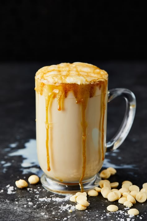 Caramel Hot Chocolate, Caramel Drinks, White Hot Chocolate Recipe, Hot Winter Drinks, Salted Caramel Hot Chocolate, Classic Hot Chocolate, Hot Cocoa Recipe, Frozen Hot Chocolate, Delicious Hot Chocolate