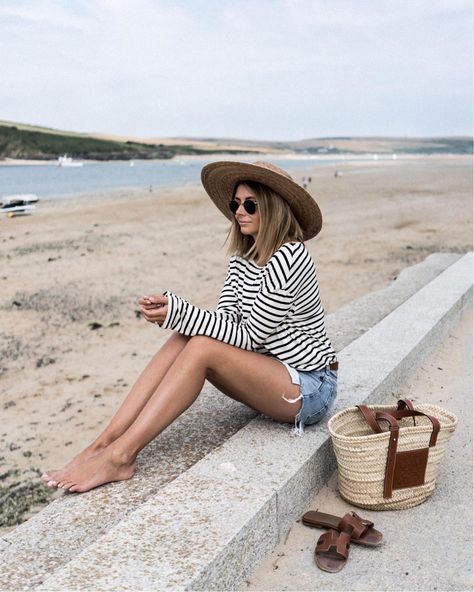 Summer Sea Outfits Beaches, Emma Hill Summer Style, Outfit With Straw Hat, Shorts Beach Outfits Women, Long Sleeve Beach Outfit, Beach Travel Outfit, Emma Hill, Round Aviator Sunglasses, Summer Vacation Style