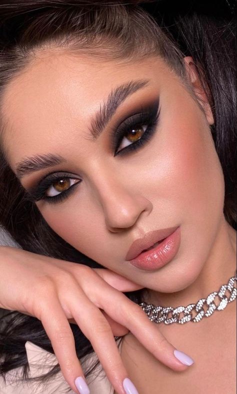 Super Smokey Eye Makeup, Nails To Go With Black Sequin Dress, Middle Eastern Makeup Looks, Make Up Ideas For Brown Eyes, Club Makeup Looks, Smokey Eye Glam, Machiaj Smokey Eyes, Colorful Eye Makeup Tutorial, Festival Eye Makeup