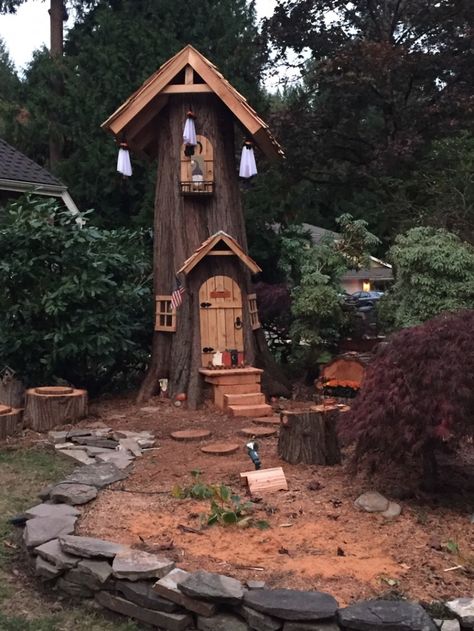 Tree Stump Decor, Tre Kunst, Fairy Tree Houses, Fairy House Crafts, Cool Tree Houses, Fairy House Diy, Fairy Garden Designs, Fairy Garden Crafts, Hillside Landscaping