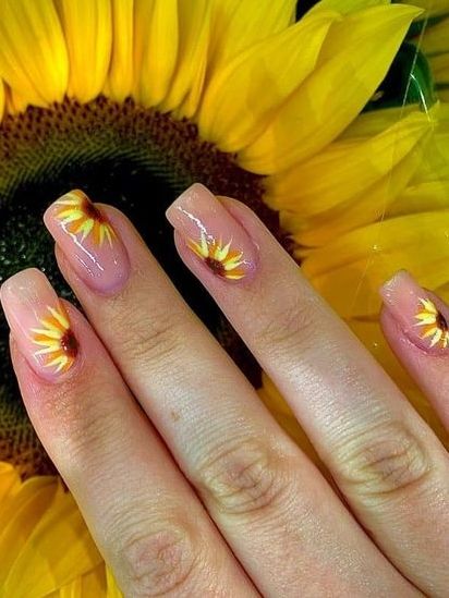 nude nails with sunflowers Crystal Tips, Sunflower Nail Art, Yellow Nail Art, Yellow Nails Design, Yellow Nail, Summer Sunflower, Sunflower Nails, Daisy Nails, Simple Gel Nails