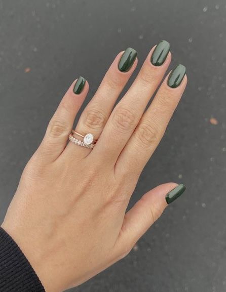 Wedding Nails For Bride Olive Green, Neutral Fall Nails Round, Gel Short Nails Ideas Fall, Fall Nail Colors Simple, Fall Nails Emerald Green, Short Squoval Acrylic Nails Green, Solid Color Nail Inspiration, Squoval Nails Christmas, Wedding Nails For Bride Fall Colors