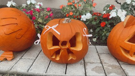 Cute Pumpkin Inspo Carving, Pumpkin Carving Ideas Mini Pumpkin, Pumpkin Designs Carved Easy Cute, Bow Carving Pumpkin, Cherry Pumpkin Carving, Girlie Pumpkin Carving Ideas, Preppy Carved Pumpkin, Bow Carved Pumpkin, Aesthetic Pumpkins Carvings