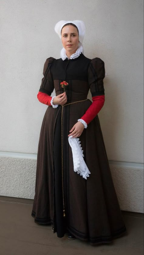 1600s Fashion Peasant, Witcher Fashion, 1100s Fashion, Black Fitted Gown, Loose Gown, 16th Century Dress, 1500s Fashion, 16th Century Fashion, Vampire Dress