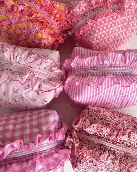 Sewing Ideas Aesthetic, Sewing Makeup Bag, Pochette Diy, Sewing Aesthetic, Diy Makeup Bag, Toilet Bag, Sac Diy, Sewing Machine Projects, Cute Sewing Projects