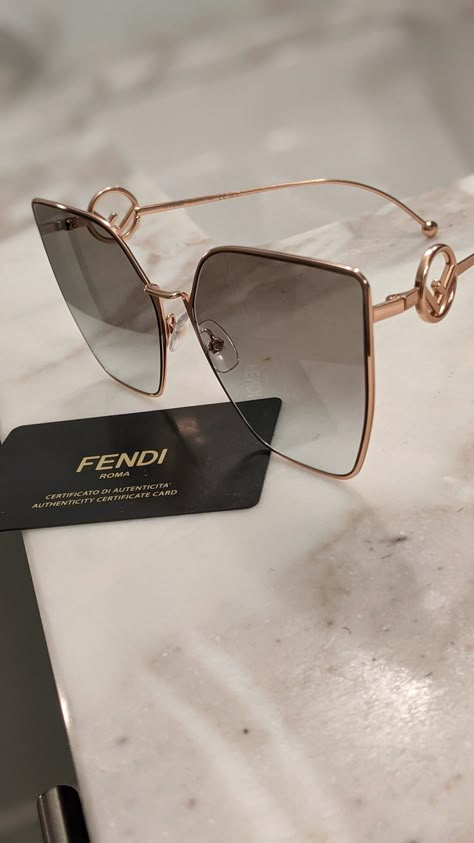 Brand Name Sunglasses, Glares Women Sunglasses, Sun Glasses Women Aesthetic, Fendi Glasses Sunglasses, Cute Sunglasses For Women, Designer Sunglasses Aesthetic, Cool Shades Sunglasses, Fendi Sunglasses Women, Sunglasses Women Aesthetic