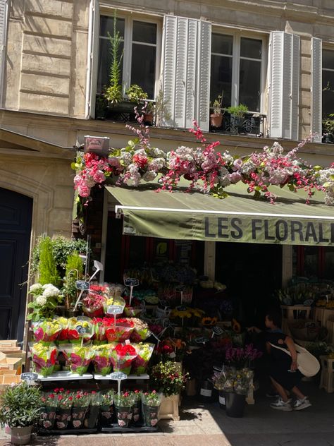 Shopping for flowers in Paris. Shopping Flowers, Paris Flower Market, Shop In Paris, Prom 2024, Paris Shopping, Flower Therapy, Flower Market, City Lights, Flower Shop