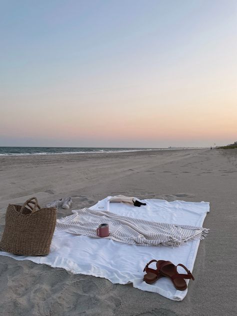 Beach Lifestyle Aesthetic, Beach Bum Aesthetic, Beach Fotos, Sunset Picnic, Lifestyle Aesthetic, Beach Lifestyle, Ocean Sunset Photography, Spring Aesthetic, Beach Picnic