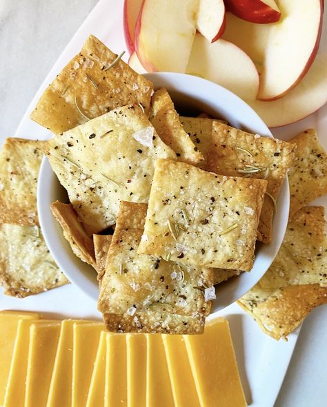 Olive Oil Crackers Recipe, Mediterranean Diet Crackers, Homemade Crackers Easy, Mediterranean Crackers, Cracker Recipes Homemade, I Am Not Insane, Homemade Crackers Healthy, Garlic Crackers, Savory Cookies