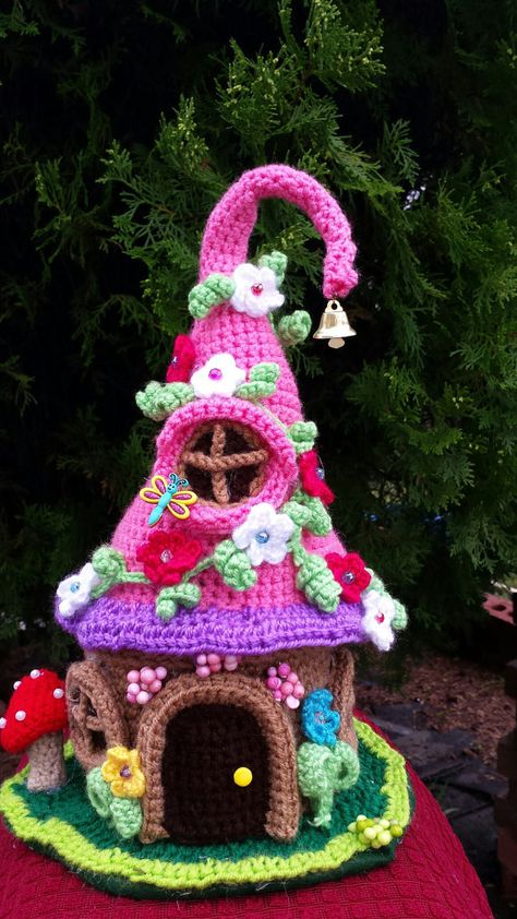 crochet fairy house Tea Cosy Crochet, Crochet Pour Halloween, Fairy Gnome, Crochet Tea Cozy, Crochet Fairy, Confection Au Crochet, Crochet Geek, Crochet Food, Haken Baby