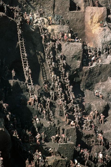 1985: Inside Brazil's massive Serra Pelada gold mine Tribes Of The World, Old Abandoned Buildings, Gold Mine, Gold Mining, Historical Images, Photo B, Future City, African American History, Historical Photos