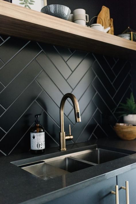 Interior Design | Black Herringbone Tile Backsplash Kitchen Without Backsplash, Black Herringbone Backsplash, Backsplash Herringbone, Kitchen Cabinets And Backsplash, Vstupná Hala, Kitchen Unique, Interior Boho, Countertop Ideas, Herringbone Backsplash