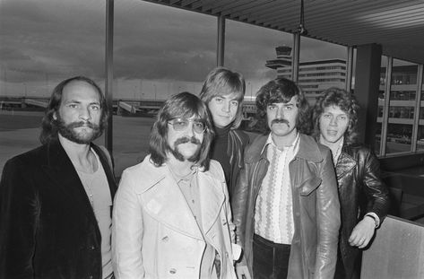 Moody Blues’ Ray Thomas Dies; Final Interview | Best Classic Bands Atom Heart Mother, Justin Hayward, The Moody Blues, Nights In White Satin, Blue Song, King Crimson, Concept Album, Dream Theater, Jethro Tull