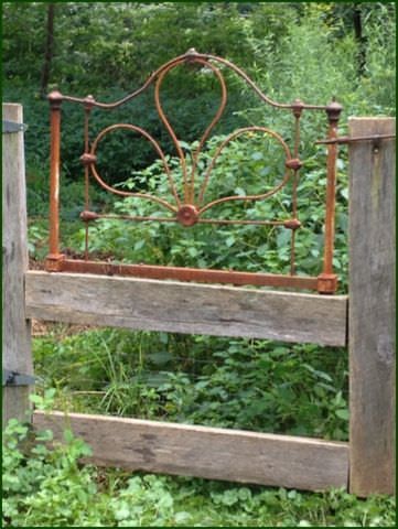 Headboard Trellis, Backyard Gates, Garden Gate Design, Upcycled Garden, Garden Fences, Upcycle Garden, Gates And Fences, Metal Headboard, Iron Bed