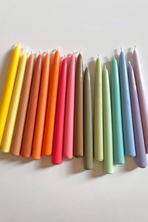 Diy Taper Candles, Tapper Candles, Colored Taper Candles, Beeswax Candles Diy, Candles At Home, Diy Dinner, Arte Aesthetic, Church Candles, Witch Candles