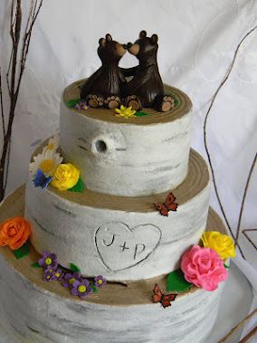 Birch tree wedding cake with grizzly bear toppers :) Outdoors Cake, Birch Tree Wedding Cake, Birch Tree Cakes, Tree Wedding Cake, Bear Pics, Wedding Cake Tree, Birch Tree Wedding, Wedding Cake Fresh Flowers, Woodland Cake