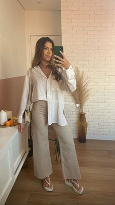 Beige Cotton Pants Outfits, All Cream Outfit, Gabi Outfits, Summer Minimal, Effortless Aesthetic, Estilo Clean, Wardrobe Aesthetic, Curated Wardrobe, Teacher Fits