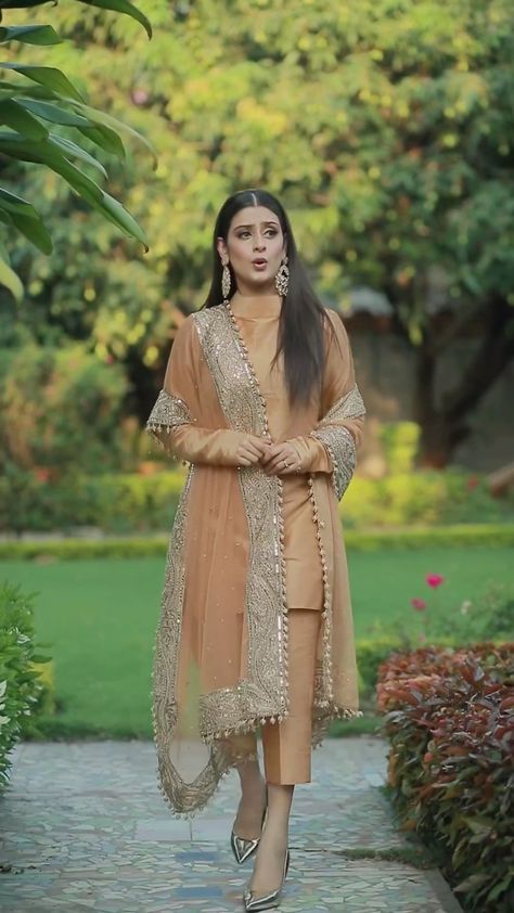 Isha Malviya Dress, Plain Suit Ideas, Colorful Dupatta, Asian Bridal Hair, Simple Suits, Plain Suit, Couple With Baby, Isha Malviya, Prince Coat