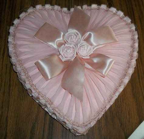 Beautiful vintage 1961 light pink pleated Valentine Heart Candy Chocolate Box Vintage Box Of Chocolates, Vintage Chocolate Box Heart, 80s Valentines Aesthetic, Valentines Day Hearts Candy, Heart Shaped Chocolate Box, Mlp Fluttershy, Coquette Icon, Doll Angel, Pfp Discord