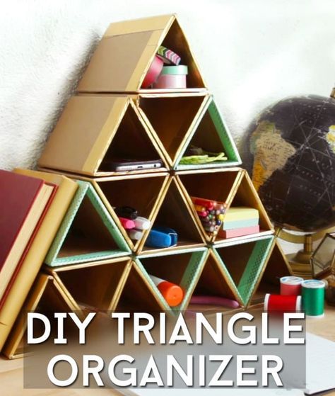 You could even paint the triangles, if you wanted to, or even use it in a drawer. Here's how to make it. Diy Desk Organization, Diy Desk Organizer, Cardboard Organizer, Diy Desk Decor, Desk Organization Diy, Diy Simple, Create Decor, Cardboard Art, Cardboard Furniture