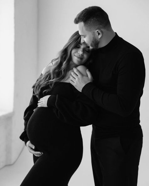 Photo Shoot Poses, Studio Maternity Shoot, Maternity Studio Photoshoot, Pregnancy Photo Shoot, Pregnancy Announcement Photoshoot, Studio Maternity Photos, Shooting Couple, Cute Pregnancy Pictures, Best Poses