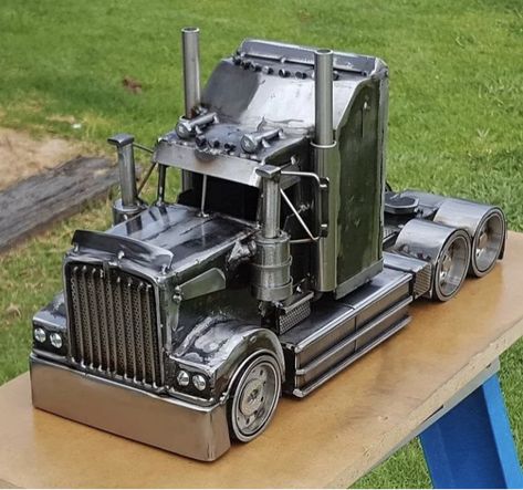 Truck Welding Projects, Model Truck Kits, Recycled Metal Art, Metal Figurines, Welding Art Projects, Diy Welding, Metal Furniture Design, Garage Art, Steel Art