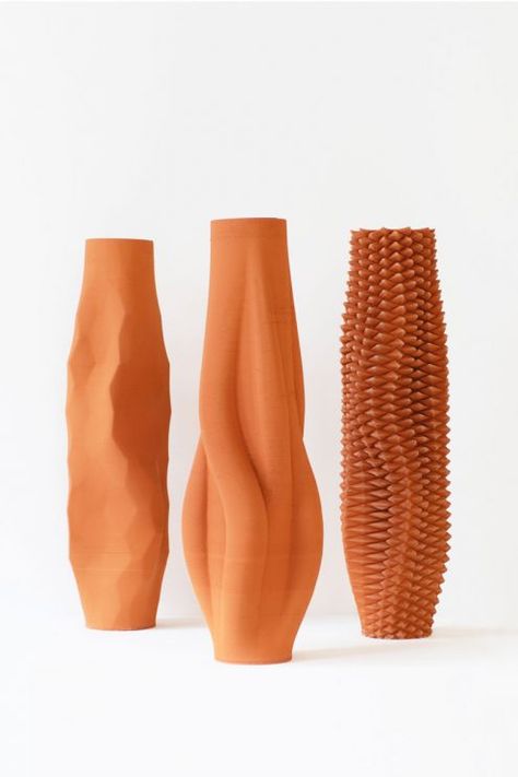 3D-printed clay vases inspired by fashion Printed Ceramics, Clay Printing, Clay Vases, Drukarka 3d, 3d Printing Machine, Vase Transparent, 3d Printing Business, Verre Design, Sculptures Céramiques