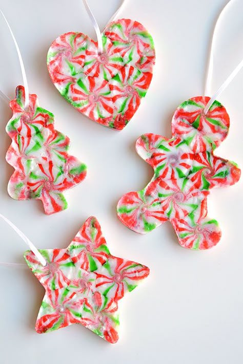 These melted peppermint candy ornaments are ADORABLE and they're super easy to make! Such a fun and inexpensive homemade Christmas ornament idea to make with the kids! Peppermint Candy Ornaments, Easy Christmas Ornaments, Candy Ornaments, Kids Christmas Ornaments, Christmas Arts And Crafts, Christmas Crafts To Make, Candy Crafts, Navidad Diy, Easy Christmas Crafts