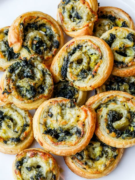 Cheesy Pesto Pinwheels – Sauced Kitchen Spinach Bites, Spinach Puff Pastry, Savory Puff Pastry, Puff Pastry Appetizers, Pastry Appetizer, Easy Puff Pastry, Fingerfood Party, Pinwheel Recipes, Cafe Ideas