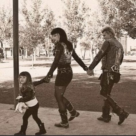 Goth Parents, Punk Family, Goth Couples, Goth Couple, Punk Couple, Chicas Punk Rock, Punk Love, Punk Culture, Grunge 2000s