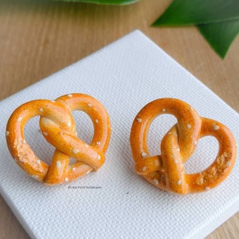 Pretzels Dipped In Chocolate, Pretzels Dipped, Pretzel Necklace, Salted Pretzel, Chocolate Dipped Pretzels, Dipped In Chocolate, Pretzel Dip, Miniature Food Jewelry, Chocolate Cheese