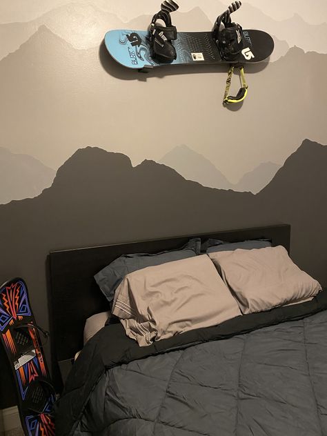 Snowboarding Room Ideas, Snowboarding Room, Snowboard Room, Snowboard Decoration Ideas, Snowboard Room Decor, Snowboard Theme Bedroom, Snowboarding Themed Bedroom, Snowboard Bedroom, Snowboard Storage