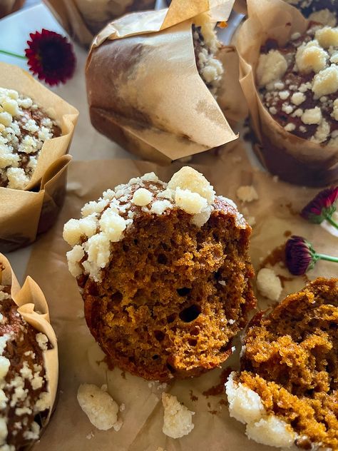 Pumpkin Gingerbread Muffins, Gingerbread Muffins Recipe, Gingerbread Pumpkin, Pumpkin Gingerbread, Gingerbread Muffins, Flexitarian Recipes, Bakery Style Muffins, Soup Dinner, Crumble Topping