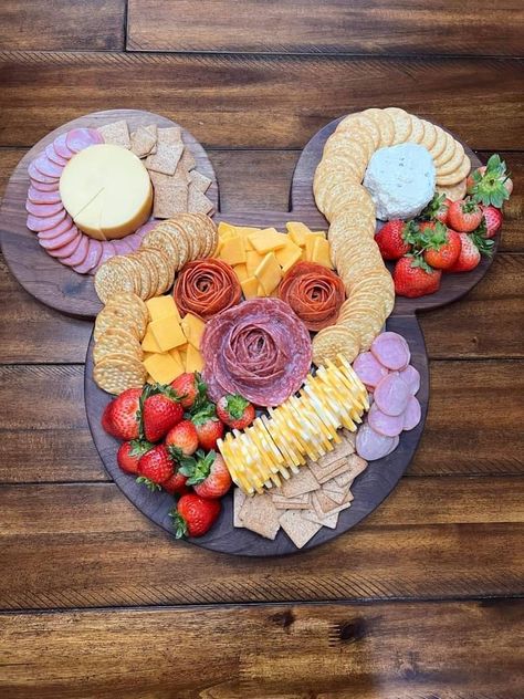 Mickey Mouse Theme Party Food, Mickey Mouse Breakfast Ideas, Mickey Charcuterie Board, Disney Theme Food Ideas, Minnie Mouse Charcuterie Board, Mickey Pizza, Disneyland Party, Mickey Mouse Theme Party, Minnie Mouse Cookies