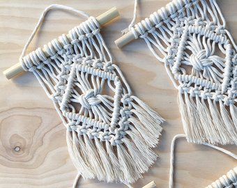 Mini Macrame Wall Hanging, Macrame Mini, Small Macrame Wall Hanging, Art Macramé, Tutorial Macramé, Macrame Inspiration, Makramee Diy, Small Macrame, Macrame Crochet