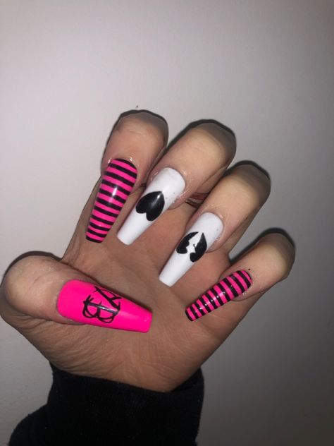 Skull Press On Nails, Yungblud Inspired Nails, Mgk Nails Inspired, Nails For 15 Birthday, Yungblud Nails, Mgk Nails, Punk Rock Nails, Nails For 15, Yungblud Concert