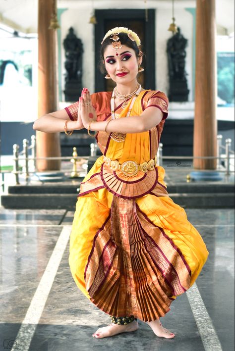 Bharatnatyam Dance Bharatnatyam Saree, Bharatnatyam Dress, Bharatanatyam Dress, Bharatnatyam Dance, Bharathanatyam Dance, Telugu Culture, Bharatanatyam Costume, Indian Classical Dancer, Bharatanatyam Poses