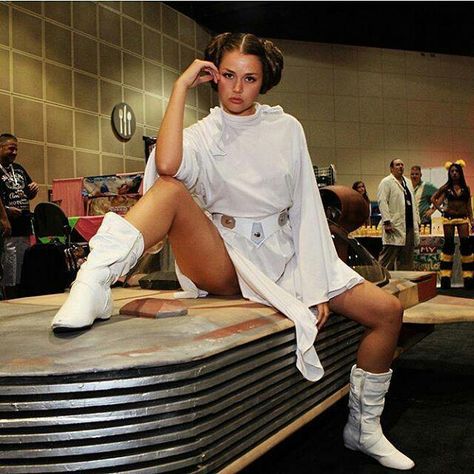 Star Wars Girl, Geek Costume, Russia Girl, Disfraz Star Wars, Princess Leia Costume, Leia Costume, Hot Fan, Leia Star Wars, Princess Halloween Costume