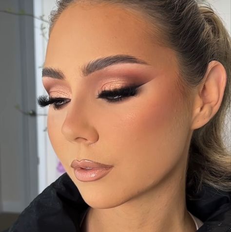 Rose Gold And Black Makeup, Elegant Pink Eye Makeup, Black And Rose Gold Makeup, Eye Makeup For Rose Gold Dress, Makeup For Glitter Dress, Soft Pink Makeup Looks For Wedding, Rose Gold Dress Makeup Look, Makeup To Go With Pink Dress, Gold Brown Makeup Looks