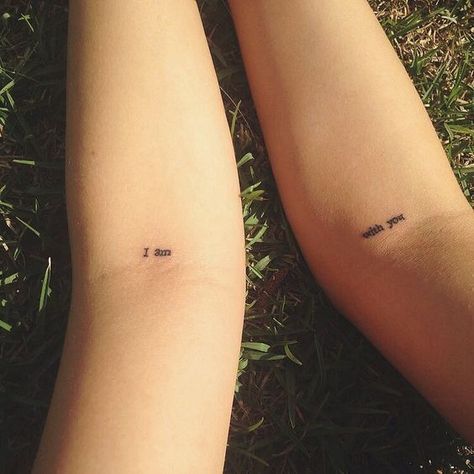 "Matching tattoos" : les tatouages les plus cool à faire avec sa meilleure amie - Grazia Pair Tattoos, Romantic Tattoo, Tattoo Diy, Tattoo Placements, Couple Matching Tattoo, Small Couple Tattoos, Tattoos Infinity, Matching Sister Tattoos, Tattoos For Lovers