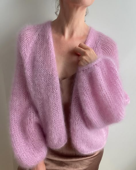 I have great news for all ISA fans ... the pattern is now also available in English 🙌 The French pattern is in progress and coming soon. Thank you very much dear Cora @corahenshaw for this great job 💖 Happy Knitting to everybody 🧶🧶 Design: ISA Cardigan #isacardigan Yarn: „Pearl Mohair“ in Lilac by @majogarn You can find the knitting pattern and all my other patterns at www.lotilda.com and on Ravelry. #instastrick #knittersofinstagram #strickenfetzt #slowfashion #imademyclothes #inst... Raglan Cardigan, Raglan Knit, Knitting Cardigan, French Pattern, Mohair Knit, Knitting Gauge, Mohair Cardigan, Crochet Set, Lang Yarns