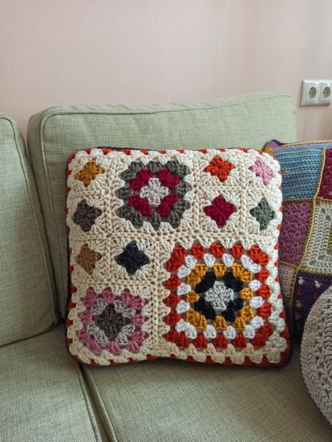 1 Hr Crochet Projects, Travel Crochet Projects, Crochet Room Decor Ideas, Crochet Scrap Yarn Projects, Granny Square Pillow, Crochet Cushion Covers, Cushion Cover Pattern, Crochet Cushion, Crochet Cushion Cover