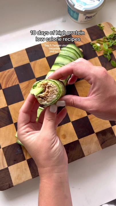 TOR MINELL on TikTok High Protein Low Calorie Recipes, Cucumber Sushi Rolls, Chicken Sushi, Chicken Cucumber, Cucumber Sushi, Bariatric Sleeve, Sushi Roll Recipes, Tiktok Recipes, Low Calorie Dinners