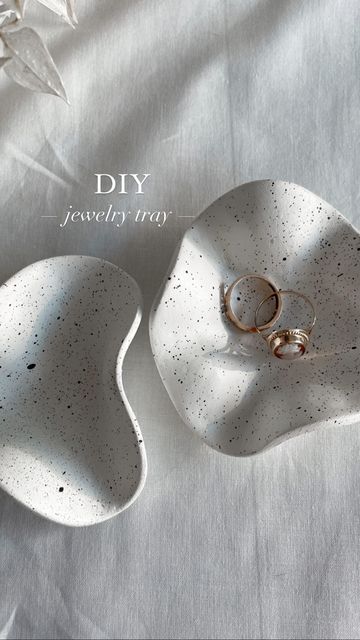 Clay Crafts Home Decor, Jewelry Clay Tray, Diy Clay Tray, Clay Decor Ideas, Minimalist Diy Projects, Clay Diy Ideas, Clay Art Diy, Diy Textured Art, Clay Art Ideas