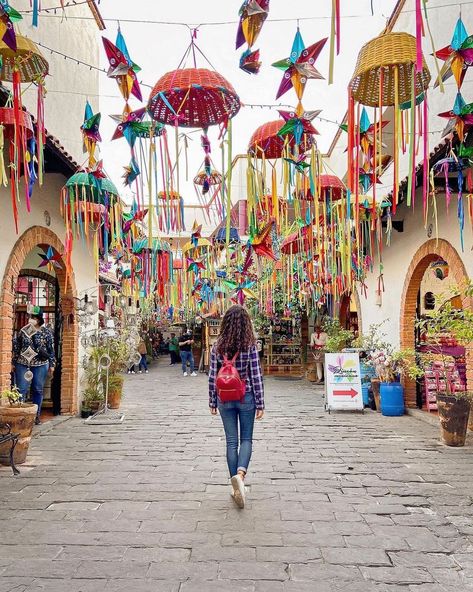 Pueblos Mágicos de México on Instagram: “. ＰＲＥＳＥＮＴＡ 📍 San Pedro Tlaquepaque, Jalisco 📅 𝑫𝒆𝒄𝒍𝒂𝒓𝒂𝒅𝒐 𝑷𝒖𝒆𝒃𝒍𝒐 𝑴á𝒈𝒊𝒄𝒐 𝒆𝒏 2018. 📌𝘼𝙩𝙧𝙖𝙘𝙩𝙞𝙫𝙤𝙨 𝙦𝙪𝙚 𝙣𝙤 𝙩𝙚 𝙥𝙪𝙚𝙙𝙚𝙨 𝙥𝙚𝙧𝙙𝙚𝙧: ⛲️ Jardín Hidalgo 🏢…” 8th Grade Dance, Purple Wedding Theme, Spring Projects, Farm Stay, Countries Around The World, San Pedro, Purple Wedding, Seville, Small Garden