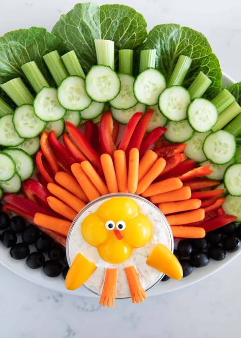 This clever turkey veggie tray is a festive and colorful appetizer display that brings a healthy balance to your holiday dessert indulgence. Best of all, kids love it! Thanksgiving Relish Tray, Turkey Vegetable Tray, Turkey Veggie Platter, Thanksgiving Veggie Tray, Veggie Turkey, Turkey Veggie Tray, Thanksgiving Vegetable, Veggie Appetizers, Thanksgiving Fruit